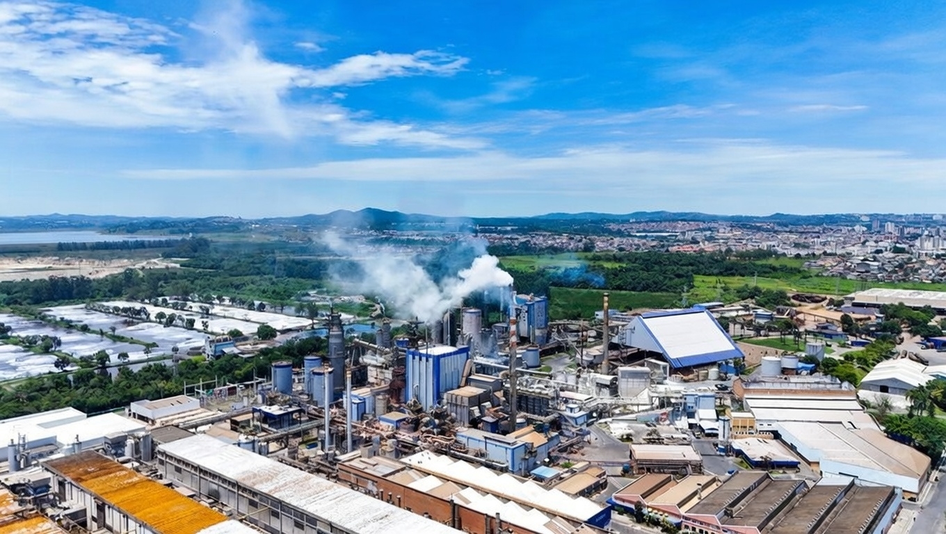 Chaniya Hydrojet technicians performing high-pressure boiler cleaning at a sugar plant.